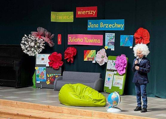chłopiec w peruce recytuje