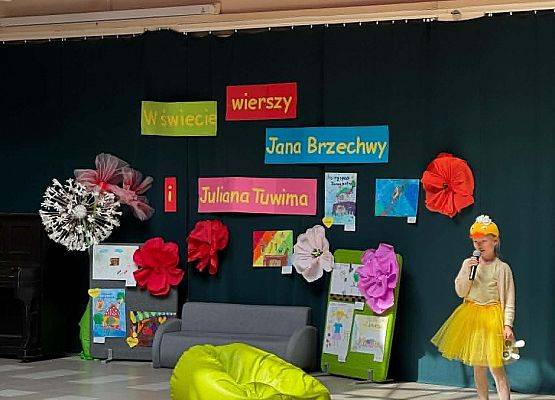 dziewczynka ubrana na żółto recytuje