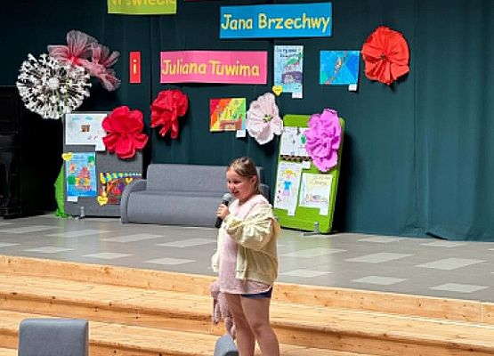 dziewczynka z klasy 2 recytuje