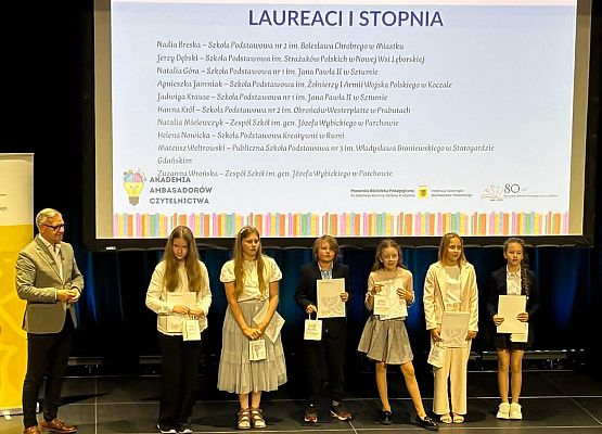 laureaci z dyplomami
