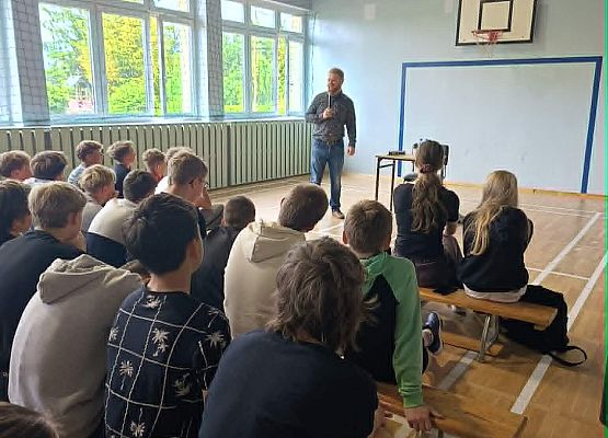 uczniowie słuchają
