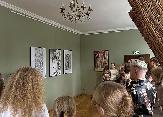 Artysta i dzieci oglądające wystawę
