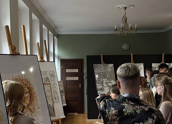 Artysta i dzieci oglądające wystawę