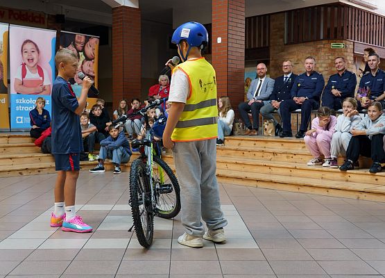 przedstawienie dzieci z rowerem
