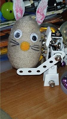 Jajko wielkanocne zając owinięty sznurkiem