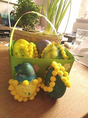 Koszyk z jajkami wielkanocnymi