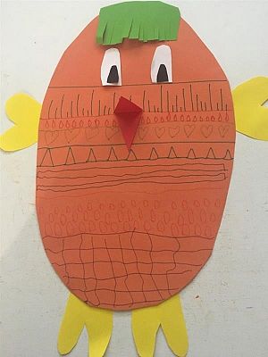 Kolorowa kura w kształcie jajka