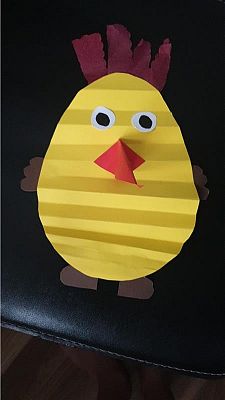 Kura papierowa koloru żółtego