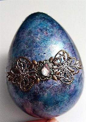 Pisanka wielkanocna plastikowa pomalowana farbami