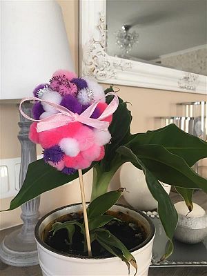 Jajko wielkanocne ozdobione pomponikami