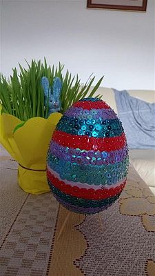 Jajko wielkanocne ozdobione cekinami