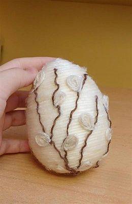 Jajko wielkanocne ze sznurka ozdobione gałązkami