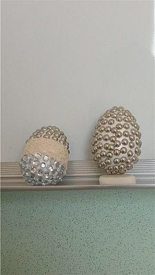 Jajka wielkanocne oklejone ozdobami