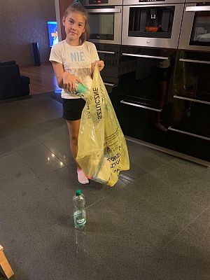 Nina segreguje odpady