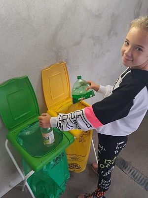 Julka segreguje odpady