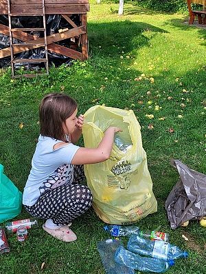 Emilka segreguje plastik