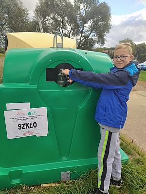 Artur segreguje szkło