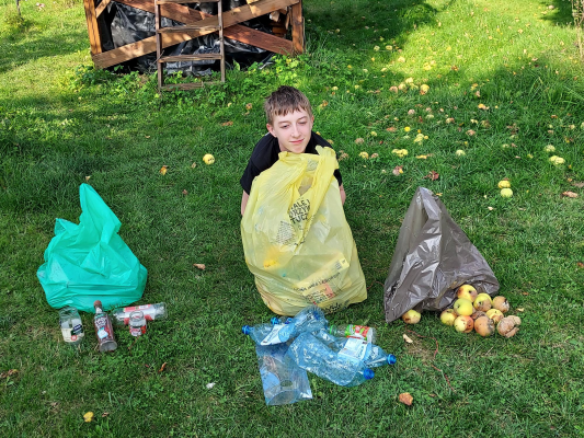 Dawid W segreguje śmieci