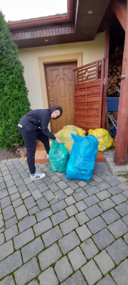 Mateusz T segreguje śmieci