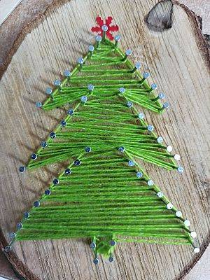 zielona choinka z gwoździ i sznurka