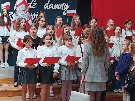 pani Oliwia z chórem