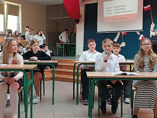 uczniowie klas 4 i 5 w przedstawieniu