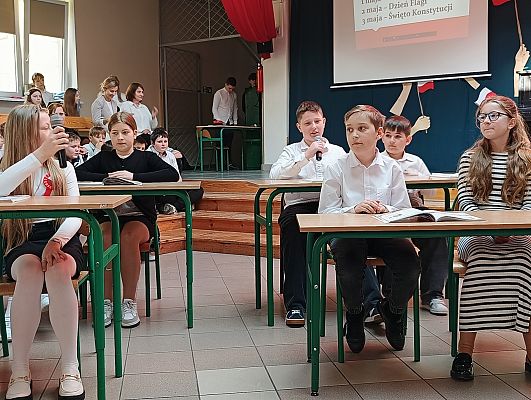 uczniowie klas 4 i 5 w przedstawieniu