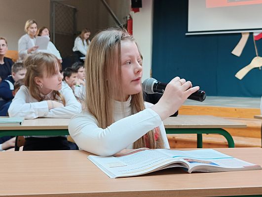 uczennica mówi do mikrofonu