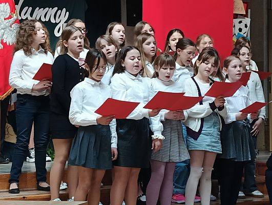 dzieci śpiewają w chórze