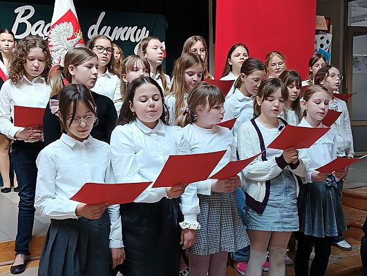 dziewczynki śpiewają