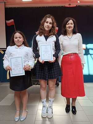 Julia i Ola z Panią Dyrektor