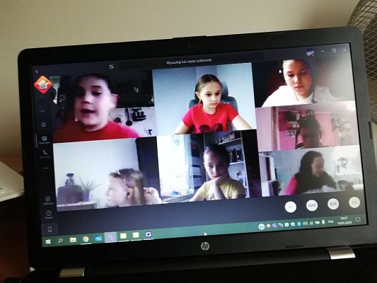  Grafika #4: Klasy III uczą się online