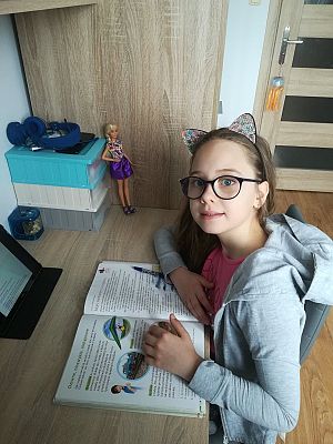  Grafika #1: Klasy III uczą się online