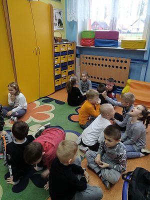  Grafika #1: Emocje na starcie