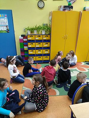  Grafika #2: Emocje na starcie