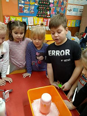  Grafika #3: Zajęcia chemiczne: ,,Wulkan" . Grupa Ob