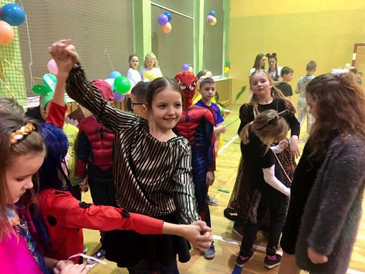  Grafika #1: Bal karnawałowy klasy 0-3