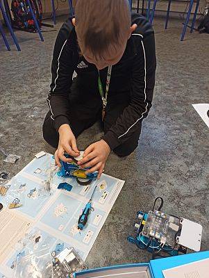  Grafika #1: Montaż mBotów podczas zajęć kółka w ramach CMI