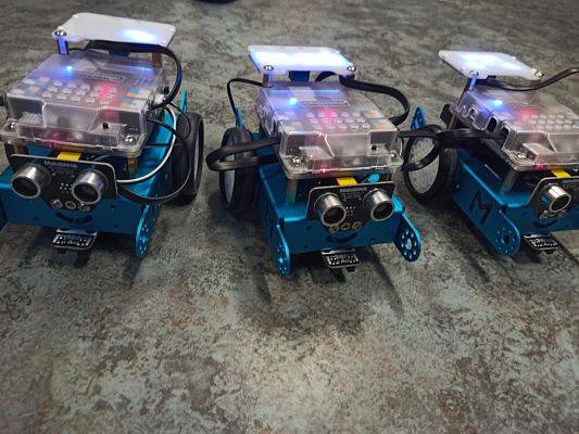  Grafika #2: Montaż mBotów podczas zajęć kółka w ramach CMI