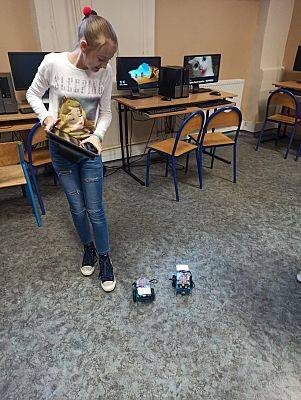  Grafika #5: Montaż mBotów podczas zajęć kółka w ramach CMI