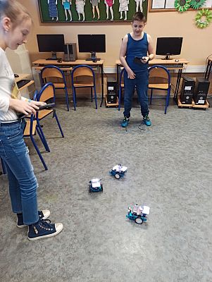  Grafika #6: Montaż mBotów podczas zajęć kółka w ramach CMI