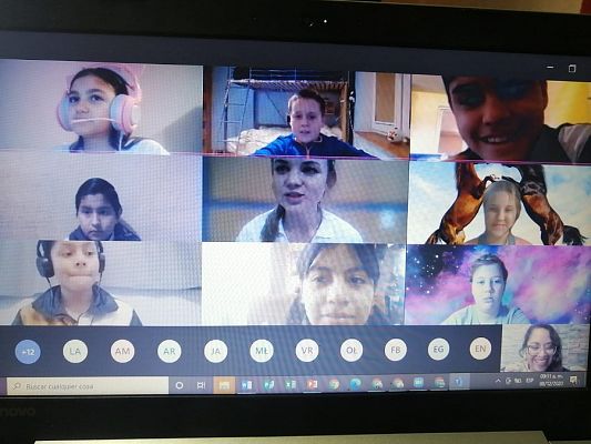  Grafika #0: Innowacja " Using English to communicate with our Mexican friends."