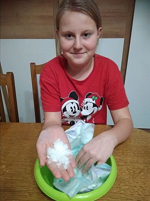 Grafika #3: Mistrz Świątecznej Chemii – sztuczny śnieg