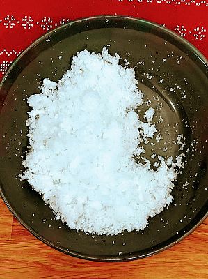 Grafika #0: Mistrz Świątecznej Chemii – sztuczny śnieg