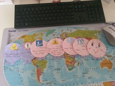  Grafika #13: Stonoga do nauki znaków drogowych - klasy 4