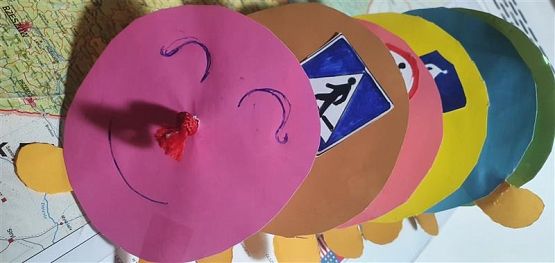  Grafika #0: Stonoga do nauki znaków drogowych - klasy 4