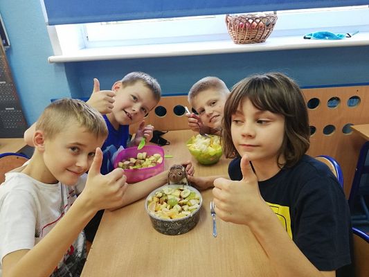  Grafika #0: Smaczna i zdrowa sałatka owocowa w klasie IIa