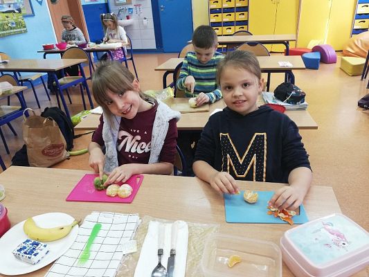  Grafika #12: Smaczna i zdrowa sałatka owocowa w klasie IIa