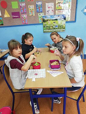  Grafika #9: Smaczna i zdrowa sałatka owocowa w klasie IIa