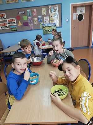  Grafika #7: Smaczna i zdrowa sałatka owocowa w klasie IIa